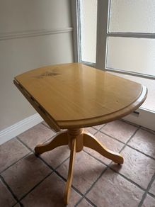 Drop leaf dining table