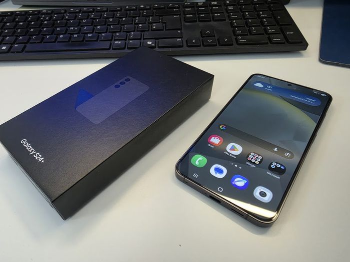 Samsung Galaxy S24+ (Onyx Black, 256GB, 12GB RAM)