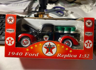 Texaco Ford F-100 pick up.