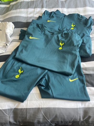 4 spurs original size xl older boys tracksuits green one has matching t shirt