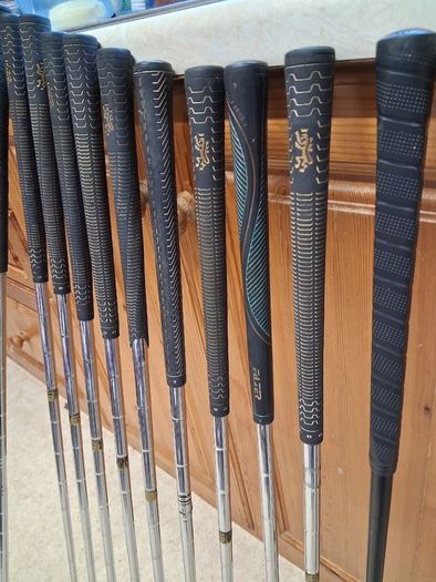 Golf Clubs. Complete Set Of Mens Right Handed Golf Clubs. Collect In Malahide Or Receive Via Registered Post.