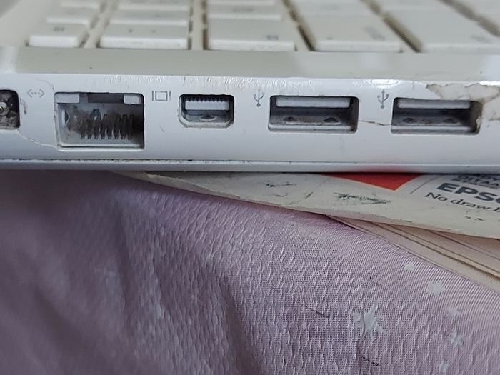 Vintage Apple MacBOOK, account password locked, in excellent cosmetic condition, excellent Battery