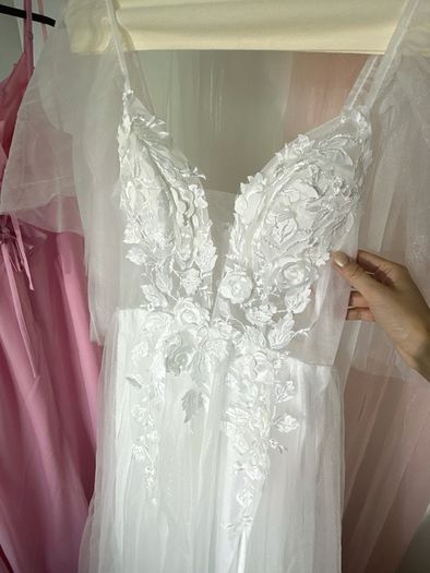 White 3D Floral Embroidered Tulle Flutter-Sleeve Bridal Gown