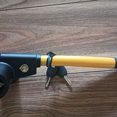 Steering wheel lock car includes 2 keys