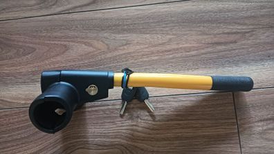 Steering wheel lock car includes 2 keys