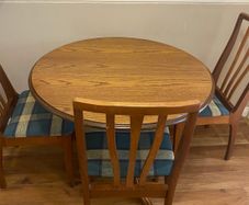 Round Kitchen Table With 3 Chairs
