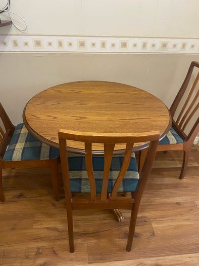 Round Kitchen Table With 3 Chairs