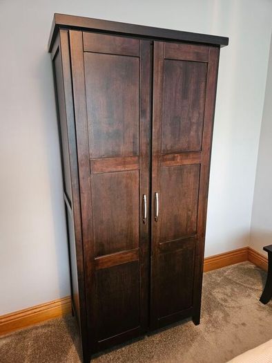 King size bed, 2 x lockers, 1 wardrobe and 1 chest of drawers