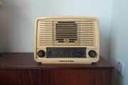Vintage Bakelite Philips Radio