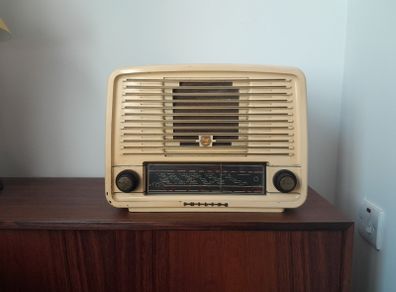 Vintage Bakelite Philips Radio