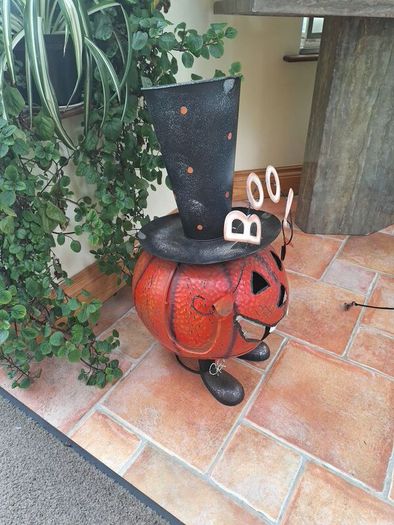 Halloween wobbly metal pumpkin