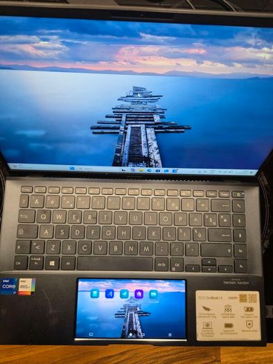 Asus ZenBook i7, 11th Gen, RAM 16Gb SSD 1Tb, featuring a second screen in the track pad