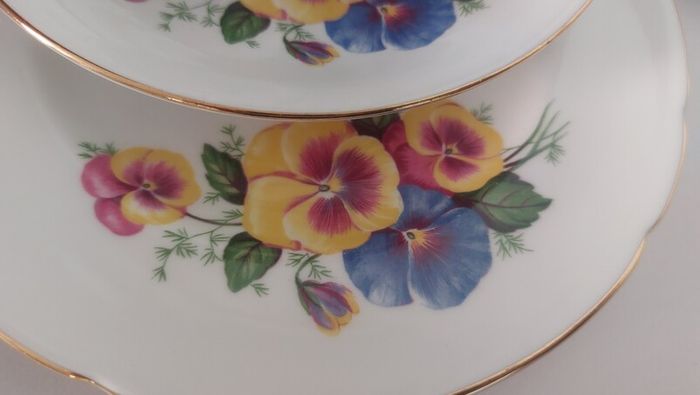 Stunning Vintage Dorchester Finest Bone China 21 Piece Teaset in a Fabulous Multicoloured Pansy Pattern in Excellent Condition