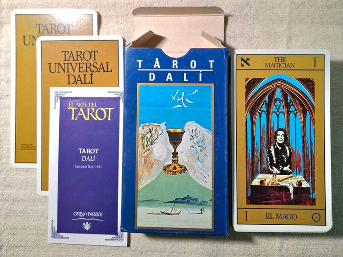 Tarot cards - Tarot Universal de Salvador Dali bilingual English and Spanish mint condition unique & rare
