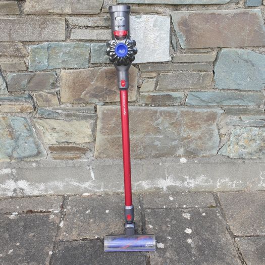 Dyson V7 total clean vacuum cleaner working