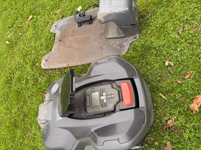 Husqvarna 415x robot mower and charging station