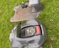 Husqvarna 415x robot mower and charging station