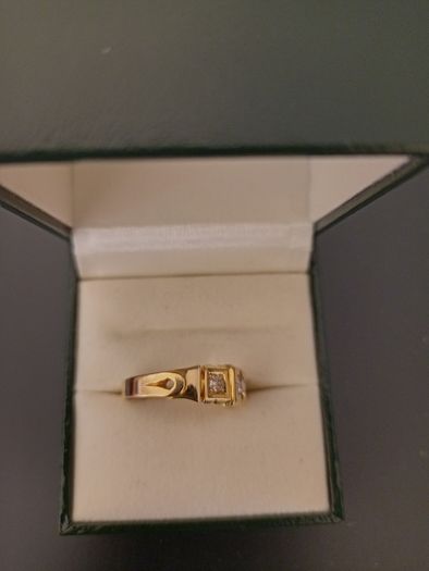 18k gold and diamond ring