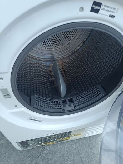 Whirlpool tumble dryer 9kg in perfect condition.