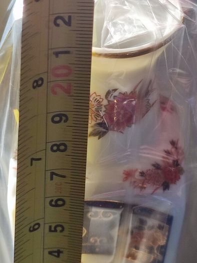 Vintage Chinese Porcelain Vase w/ Flowers .