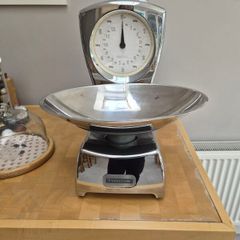 Vintage style weighing scales