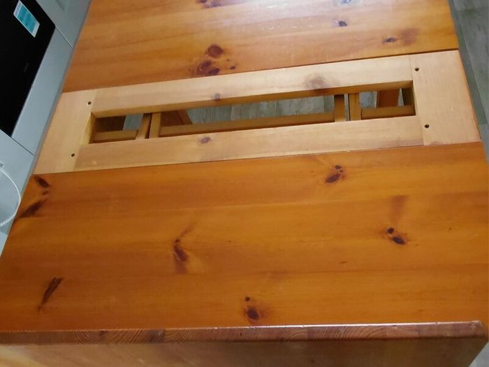 Extendable dining table