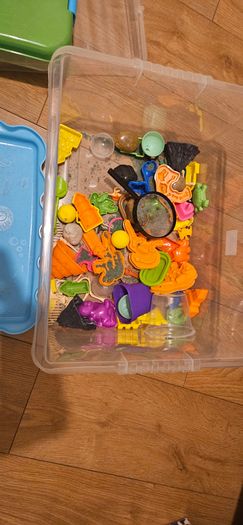 Kinetic sand with toys