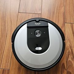 iRobot Roomba i7 Smart Robot Vacuum