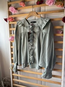 blouse Bnwt frilled collar blouse dipped back hem short feminine baloot size small (12) due to style