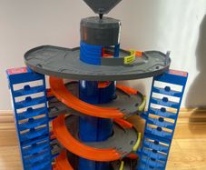 Hot wheels mega garage