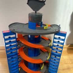 Hot wheels mega garage