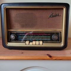 Vintage 1950s Bush Valve Radio. Model AM61. Untested.