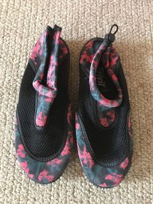 Women's size 5 beach shoes