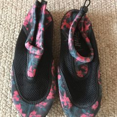 Women's size 5 beach shoes