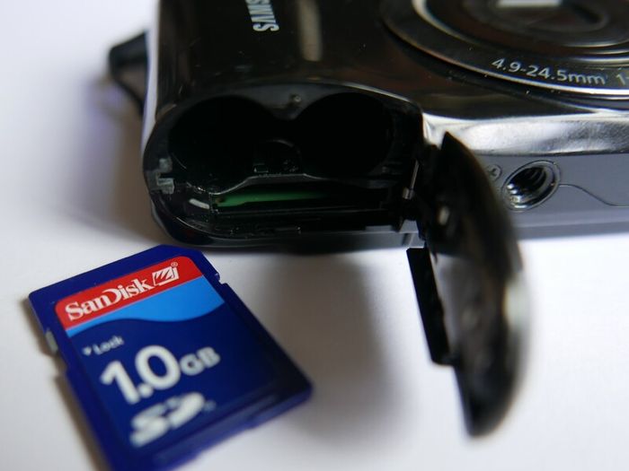 Samsung ES30 Black 12.1MP digital compact camera Tested