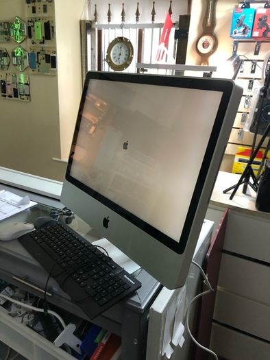 iMac 21 with keyboard and mouse.