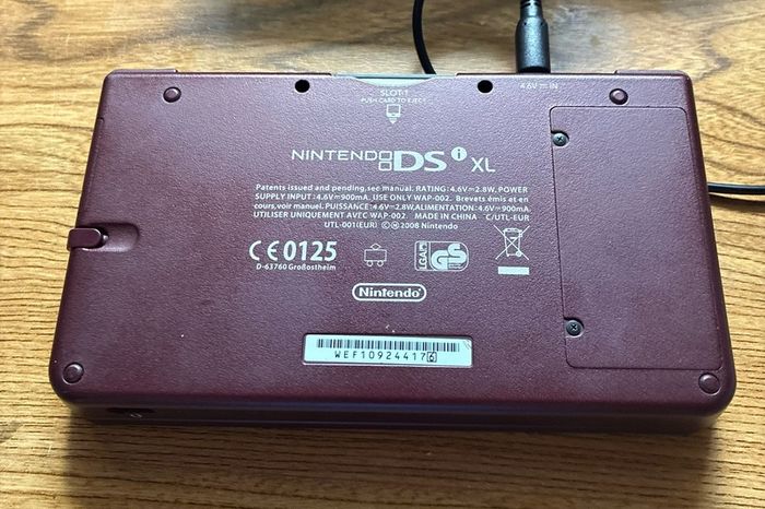 Nintendo DSi XL burgundy with Super Mario