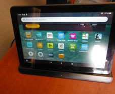 Amazon Fire Kindle Hd Plus 8" Hd  32 Gb  tablet & charging Dock