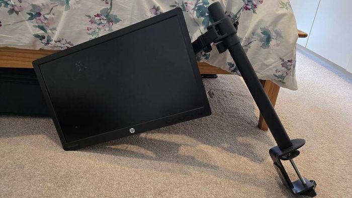 Hp 20 inch Monitor and Bontec Monitor Stand