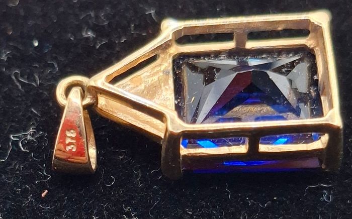 9ct blue sapphire diamond pendant