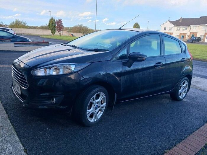 2016 (162)ford fiesta black