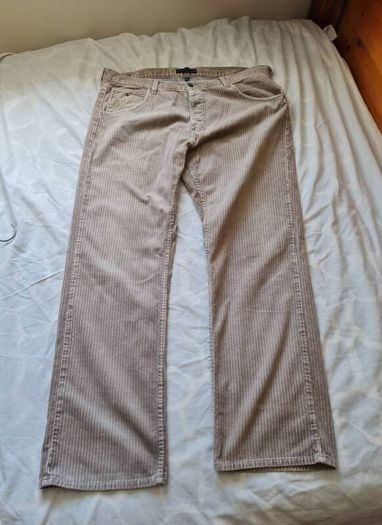 Tommy hilfiger comfo town cords Size 38/32 zip fly beige in excellent condition