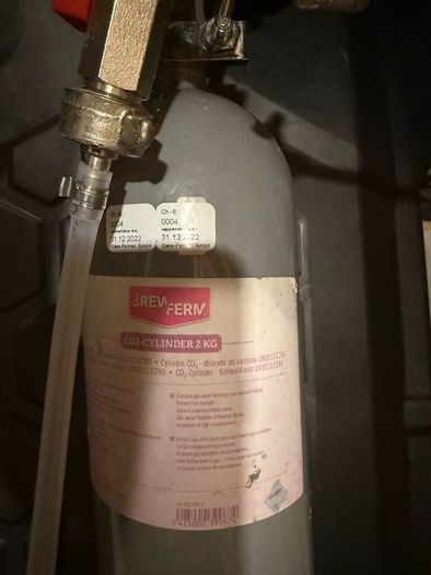 2kg co2, hiwi regulator and spilt feeds