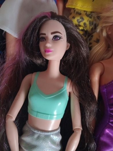 large bundle barbie /ken dolls