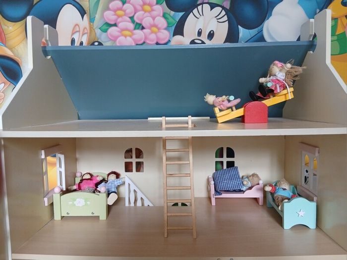 Doll house, furniture and dolls