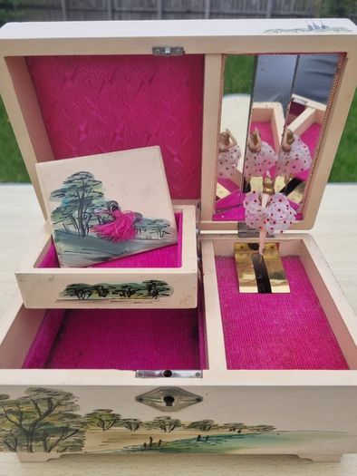 Antique Japanese music box with jewelry box from the 1960s.