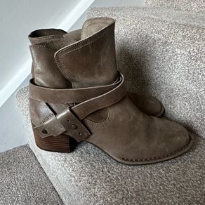 UGG Elora Leather Ankle Boots UK7