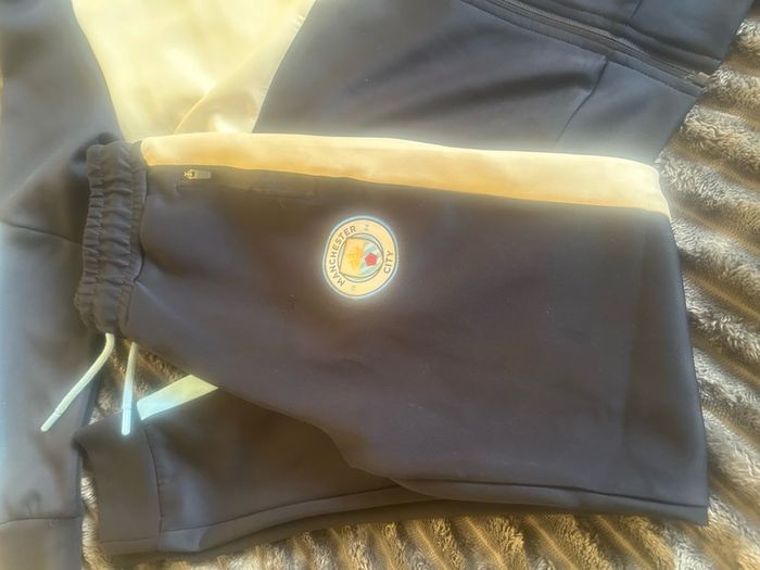 Man City tracksuit & tee shirt age 10-12 years