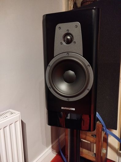 Dynaudio Countour 20i high gloss Black.