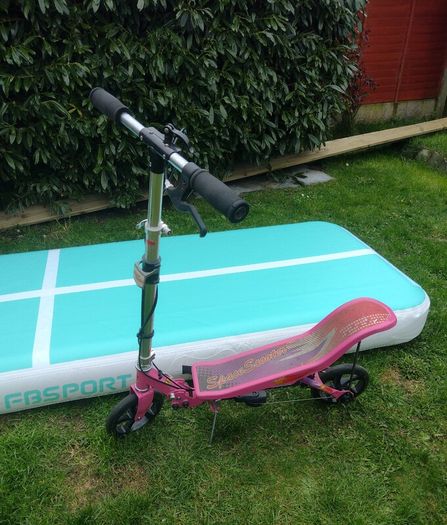 Space Scooter - Pink.(Foldable)+ 2 Kids skate pads set.Excellent working condition